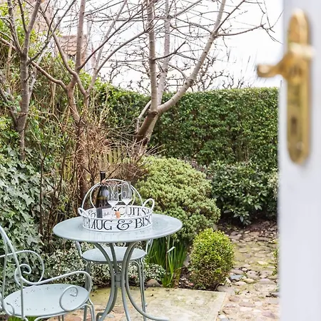 Holiday home Quaint In The Heart Of North Yorkshire Village - Pet Friendly Free