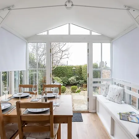 Quaint In The Heart Of North Yorkshire Village - Pet Friendly Free Holiday home