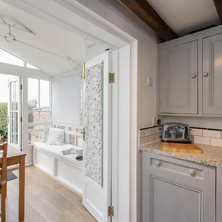 Quaint In The Heart Of North Yorkshire Village - Pet Friendly Free Holiday home