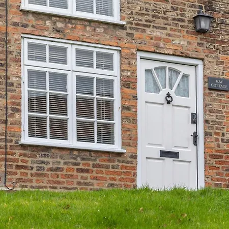 Quaint In The Heart Of North Yorkshire Village - Pet Friendly Free Holiday home *